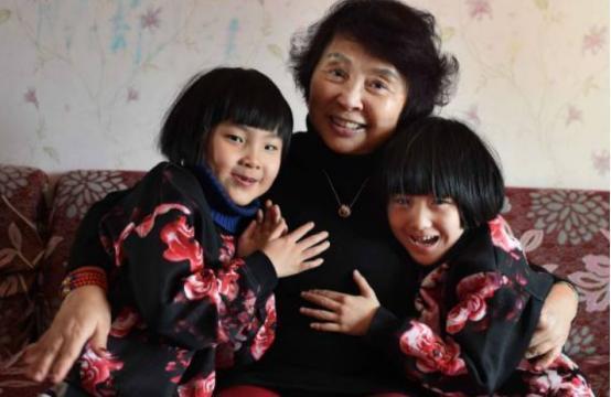 试管婴儿|60岁高龄产妇冒死产下双胞胎,如今生活凄惨、家徒四壁,值得吗