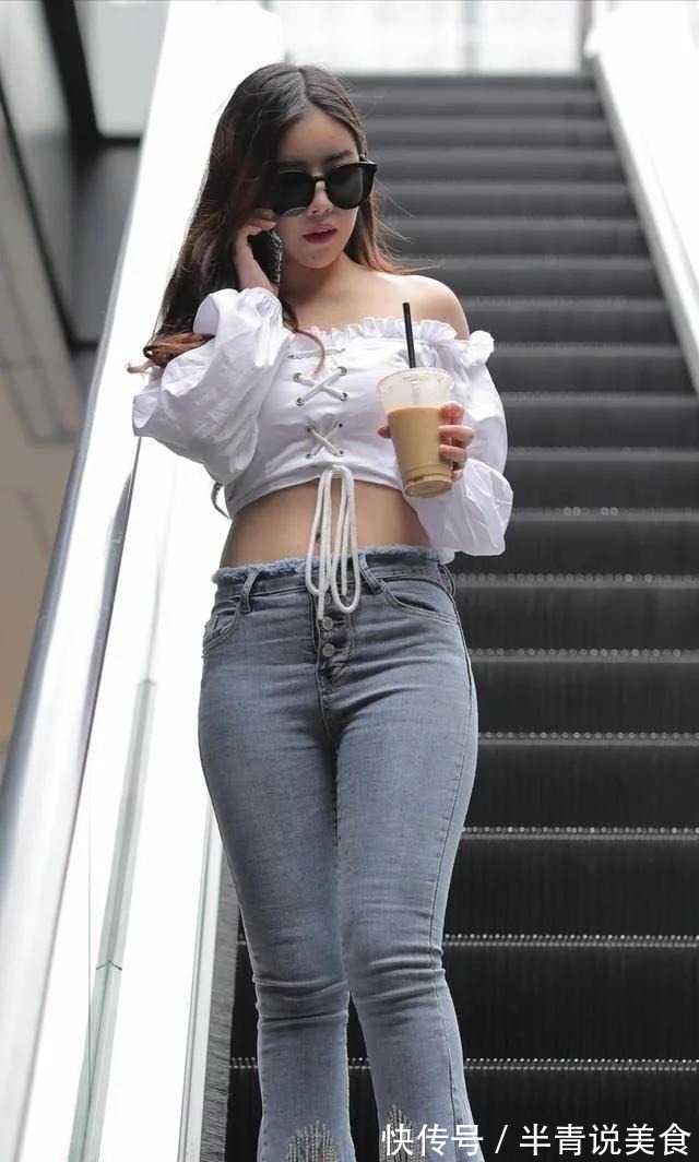 一字 一字肩上衣设计感很强,搭配毛边牛仔裤,微胖身材也很美