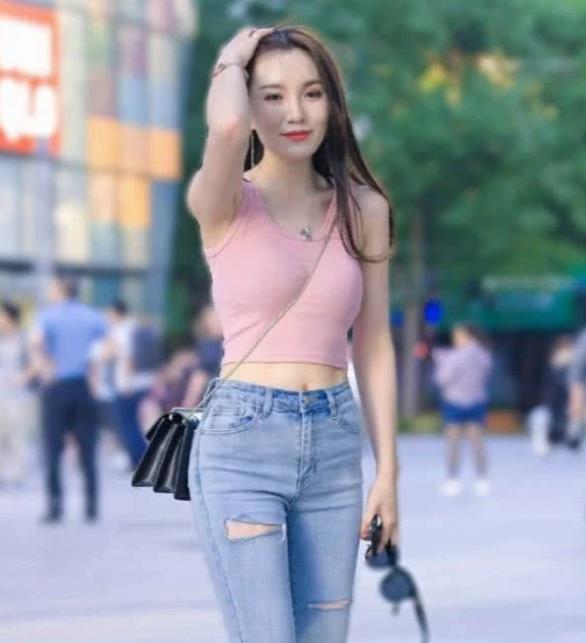 街拍：面容姣好的时尚小姐姐，黑色的连衣裙显优雅大方淑女风