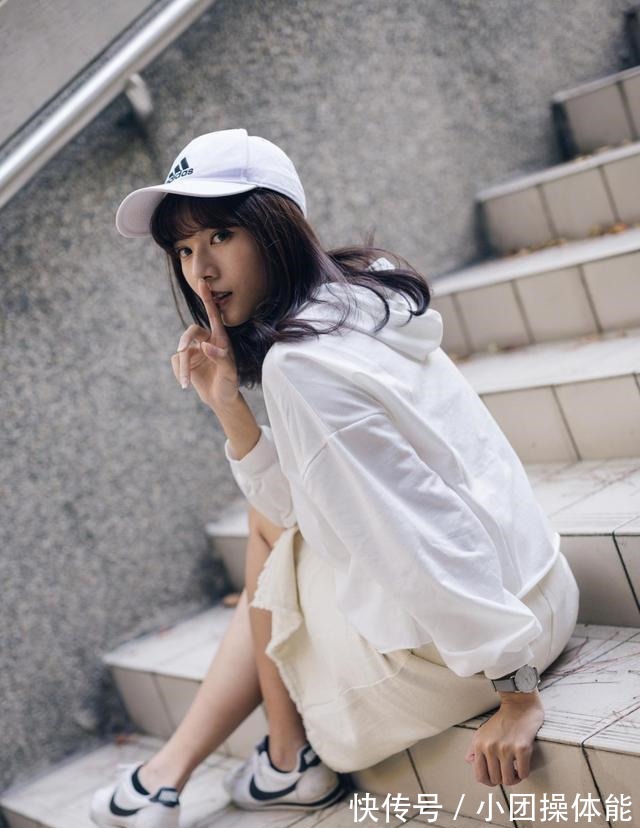 身穿白色 小姐姐身穿白色的帽衫卫衣,搭配牛仔半身裙,俏皮又时尚!