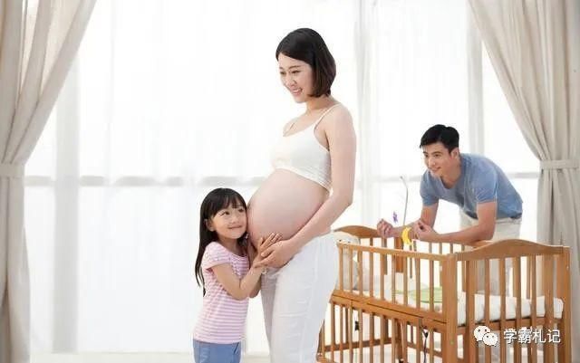 双胞胎姐姐|双胞胎姐姐抱双胞胎弟弟逛街,引路人围观:父母上辈子拯救了地球!