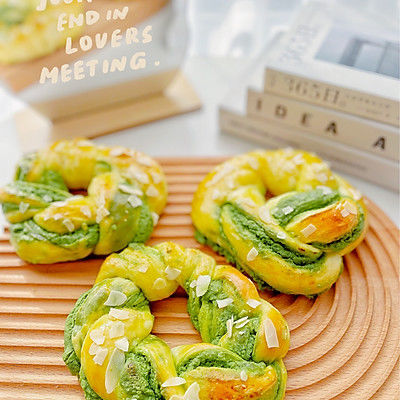 抹茶奶酥花环面包