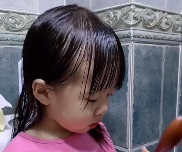 小学生在家被迫剪超短发，眼神让人觉得不寻常，看到发型成型后都懂了