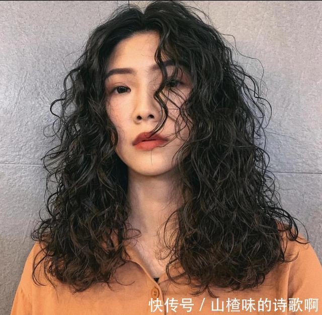 2020秋冬流行全头烫发型20款，蓬松保暖又洋气，你烫同款了吗