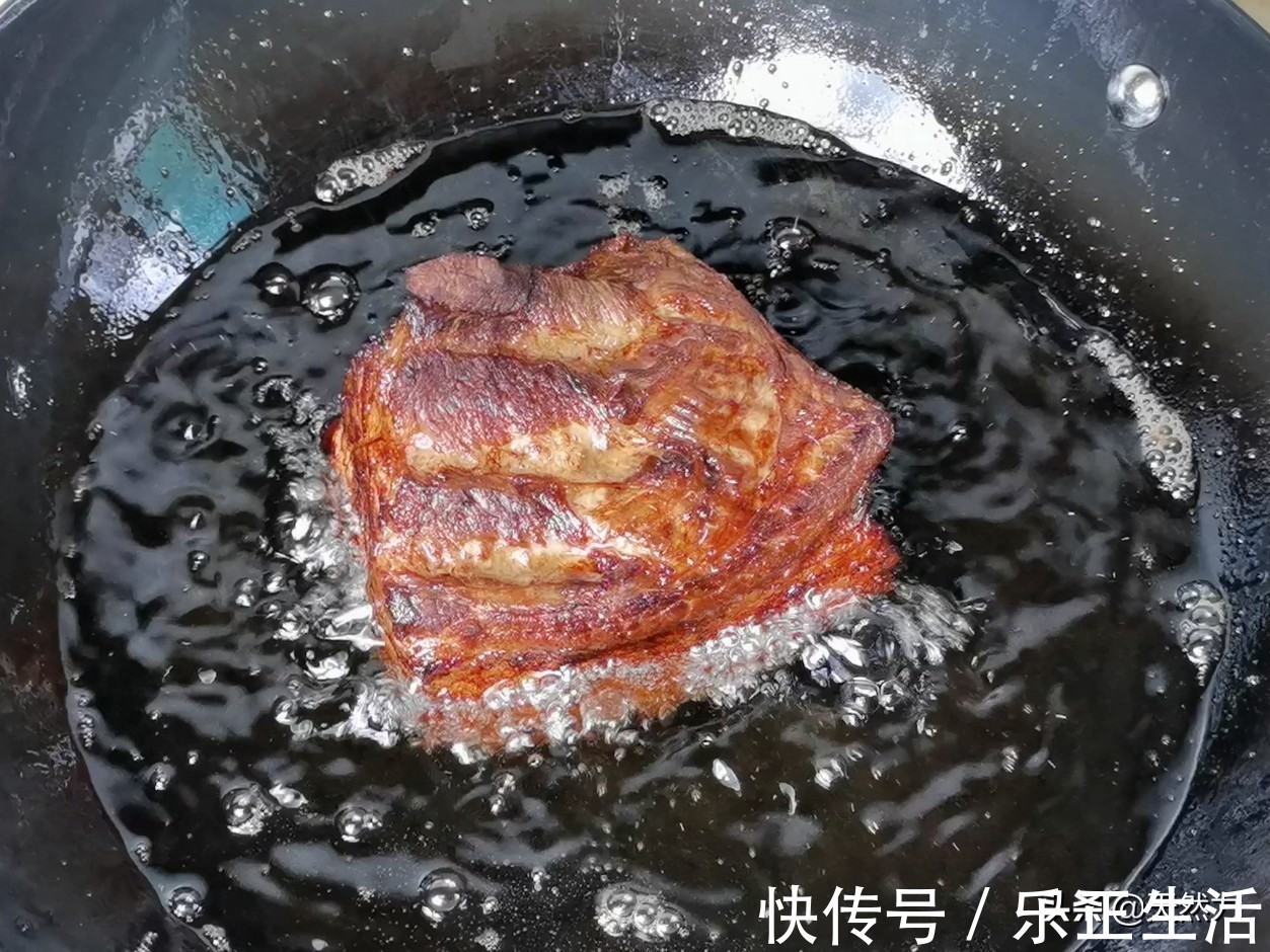 五花肉皮|怎样炸扣肉皮才起泡,方法简单,轻松搞定