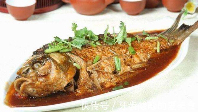 给鱼去腥,别只会用料酒!去除鱼身上4个地方,咋做鱼都香喷喷