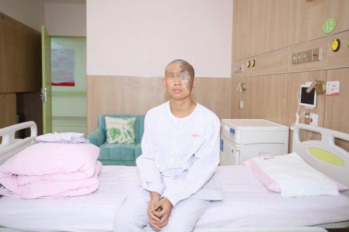 少年|西安国际医学中心整形医院孙峰主任 成功救治16岁阳光斗“痣”少年