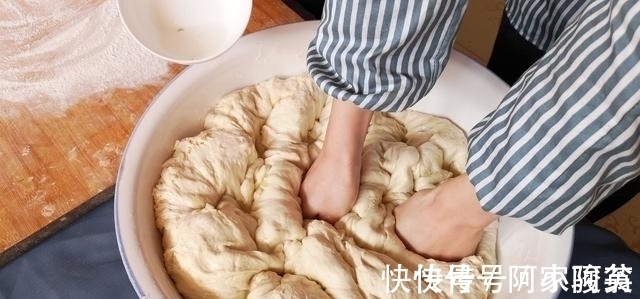 要想发面快,别只放酵母,面点师傅教你小窍门,10多分钟就发满盆