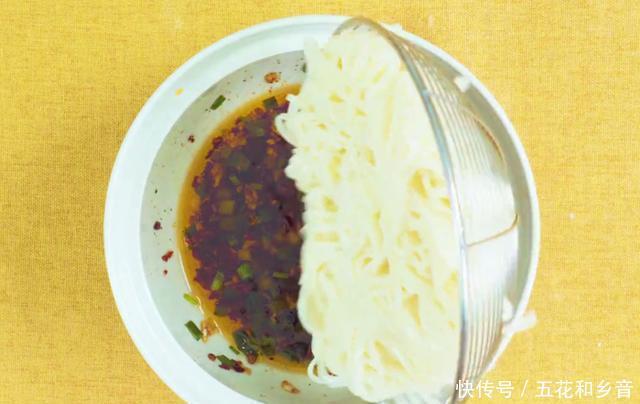 美味|挂面这样做太好吃,鲜辣爽口,荤素营养,6分钟上桌,解馋又美味