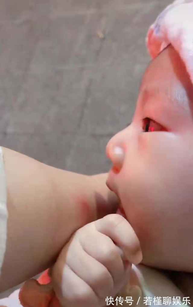 力气|宝宝“吃奶的力气”到底有多大宝妈用胳膊做实验,看完心疼妈妈