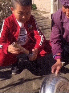 |搞笑GIF：妹子脱个衣服都这么的豪爽，一看就是性情中人啊