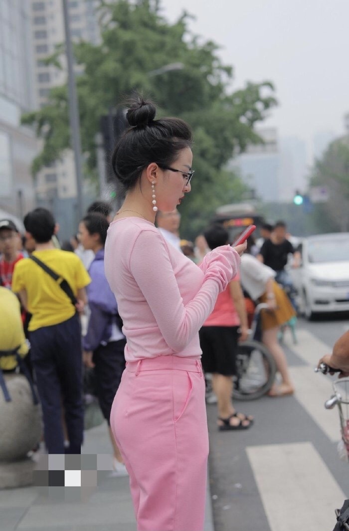 素色套装又“火”了!身穿长T搭配休闲裤逛街,看着让人心动