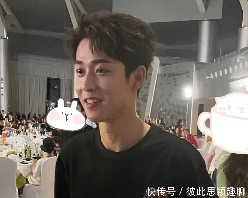 创4庆功宴生图曝出,王嘉尔全程专心干饭,我却被贵公子刘宇吸引