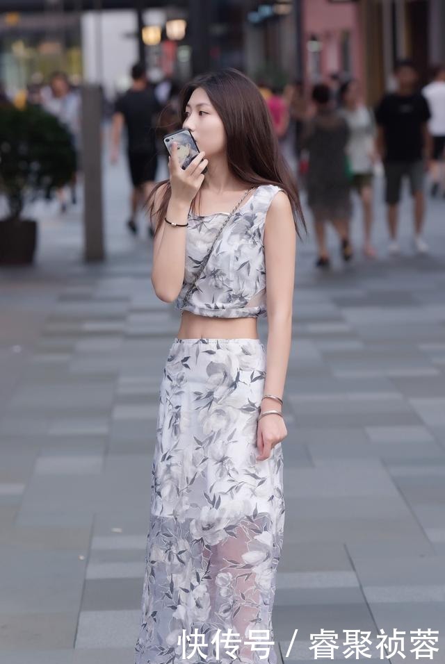 甜美|印版高腰款显瘦两件套装,配上尖头鞋,穿着清新甜美气质