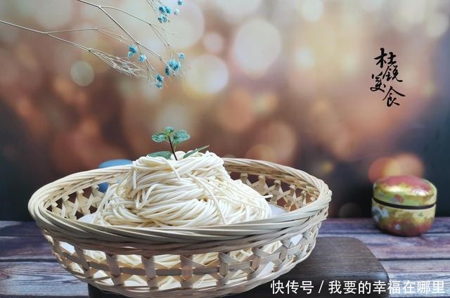 一家4口在家吃酱香排骨火锅,花了150,比吃快餐便宜,超值