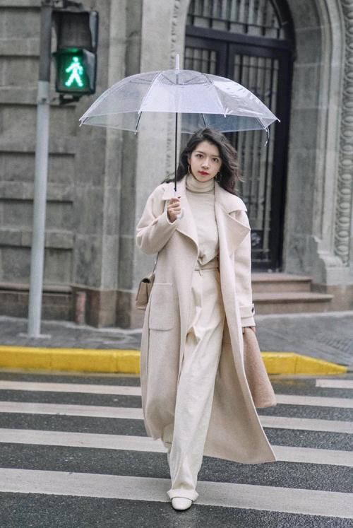 冬天想穿得时髦不费力，不如试试“打底衫＋外套”，每一套都好看