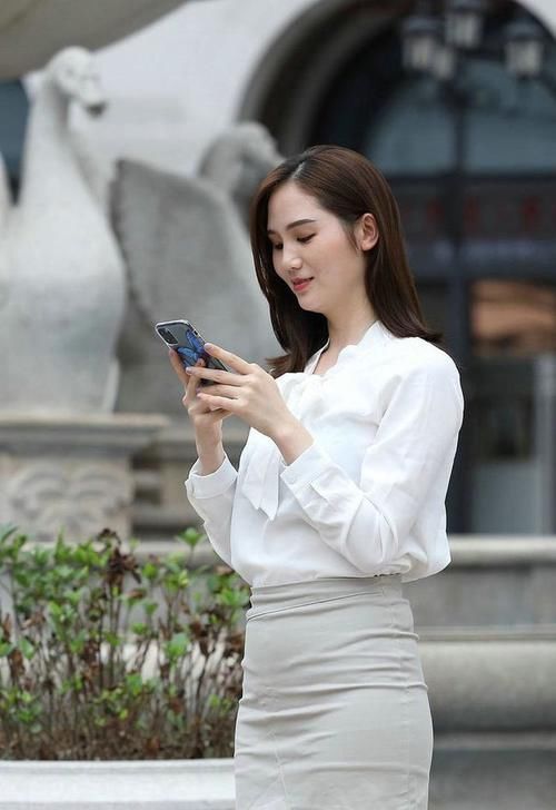 搭配 白色真丝衬衫,搭配灰色包臀裙显得清新唯美,高级感十足