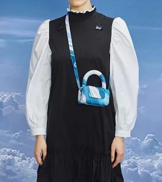 樱花粉|别再背黑白色的包包了！今夏流行彩色款式，时髦又好看