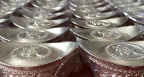 约等于|古代“一两银子”约等于现在多少人民币?你的工资在古代多少钱?