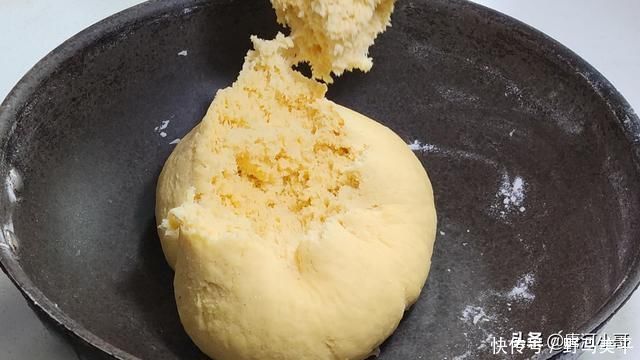 玉米面最好吃做法,开水锅里一倒,瞬间变美味,全家老小都爱吃