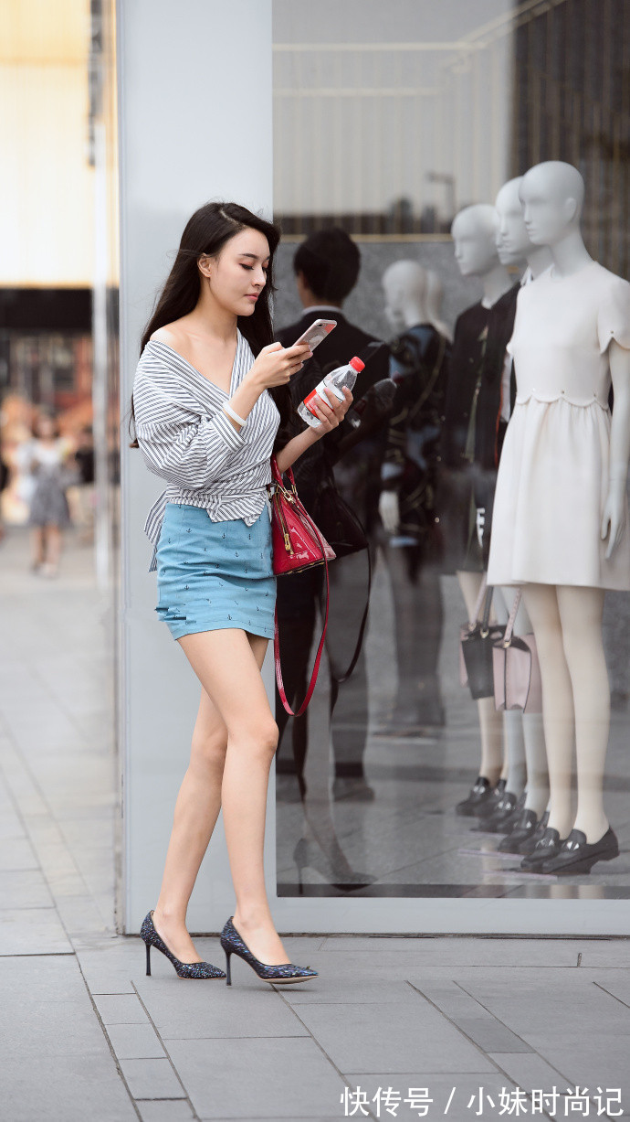 女人味|成都街拍，金色丝绒小外套搭配蛇形高跟鞋，时髦又有女人味！