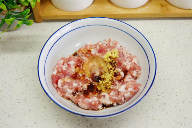 年夜饭上加盘“一帆风顺”,几个青椒蒸一蒸,鲜香解馋,寓意好