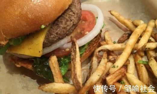 发育不良|女孩第一次来月经,若没早于这个数,偷乐吧,可能会对发育有好处