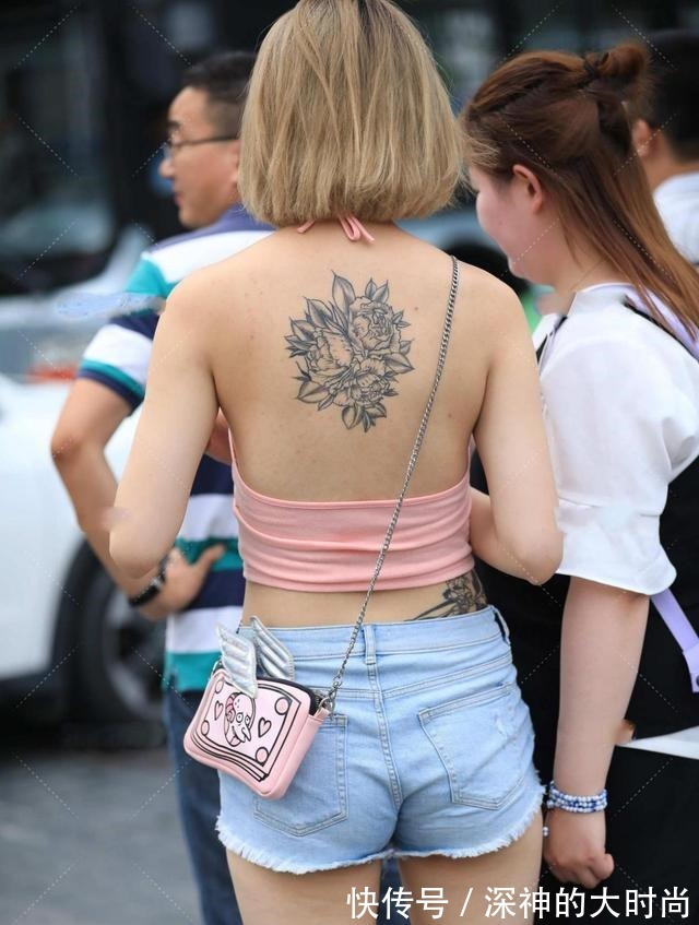 搭配 款式清新的粉色背心,搭配牛仔裤,活力十足!