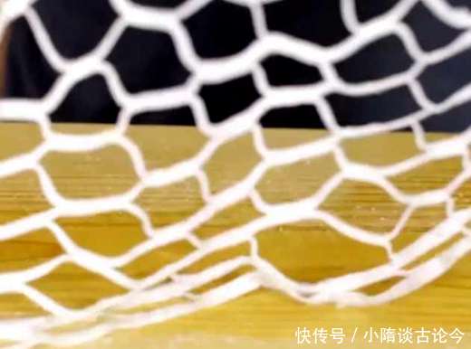 日本人把鱼切成“蝴蝶”，看到中国大厨的藕片，日本人我们认输