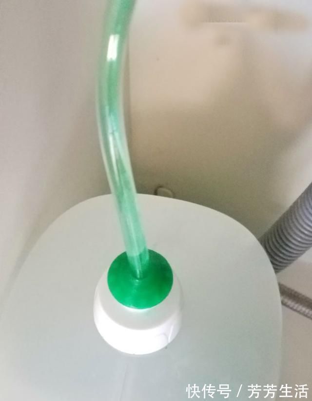 洗了这么多年的碗，才知道打开水槽上的小孔，塞一根软管方便洗碗