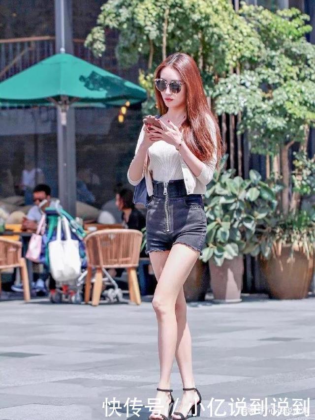 一袭蓝色连体裤,气质美女端庄优雅,给人神清气爽的感觉