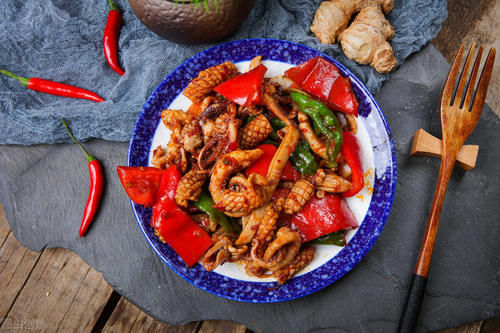 爆炒鱿鱼，香辣入味超下饭，爽滑可口的家常菜，营养丰富做法简单