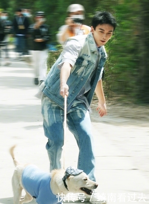 大长腿 明星录《拜冰》轰趴季,赵丽颖抱毯子,张彬彬拿玩偶,吴磊最有趣