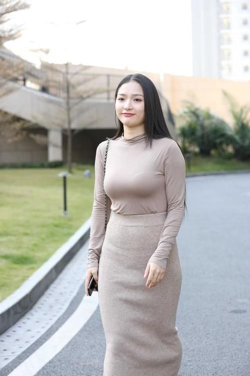 轻熟|轻熟的美女，针织裙配打底衫，穿出知性优雅的美