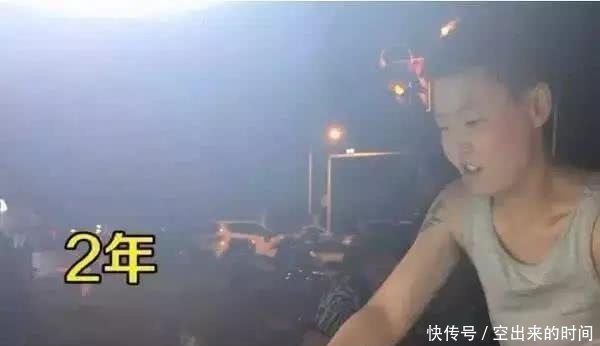 她扮成男人夜市卖炒饭, 为了生活谁不在打拼?