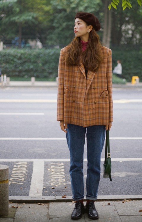 小白鞋|秋冬格纹西装怎么穿?4套直接套用的穿搭模板,不光养眼还很时髦