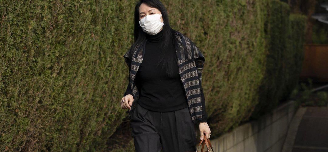 穿衣|49岁孟晚舟出庭真奢华,穿7万桃粉套装,瀑布长发迈八字步超自信