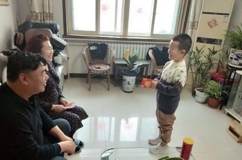 压岁钱|新年我给父母1万块,孩子收到压岁钱却大哭,我们没吃饭就走了
