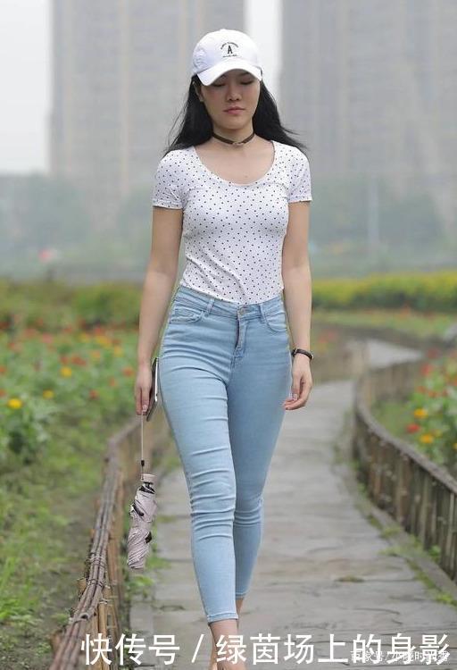 高挑的美女,与牛仔裤搭配,使你的身材更加完美