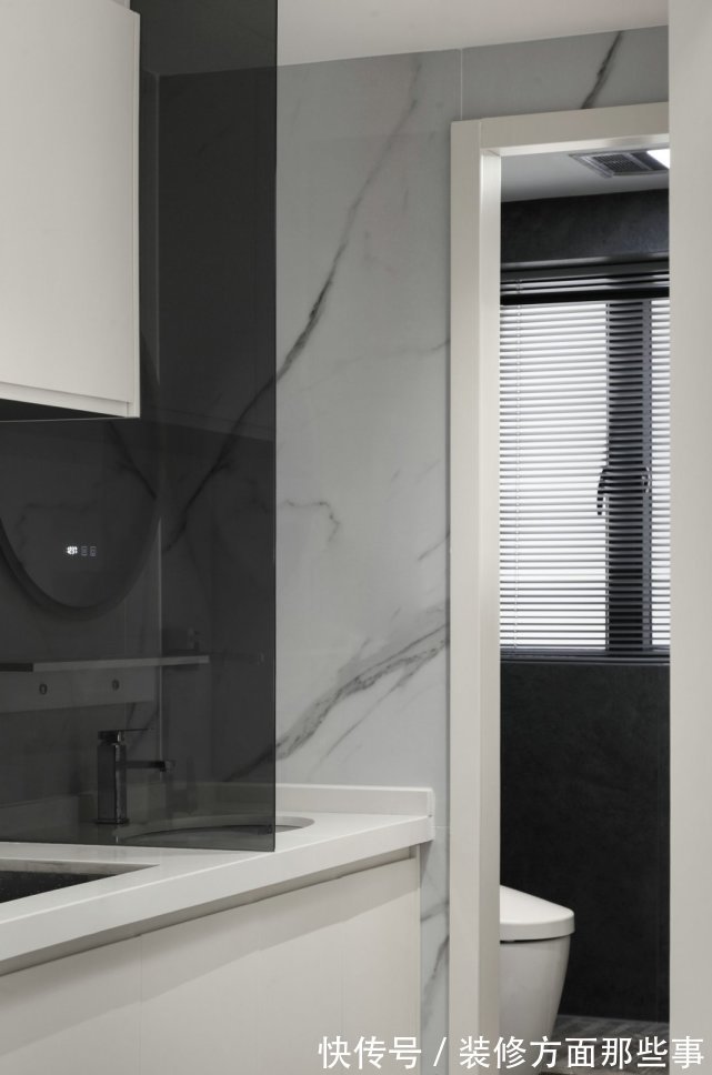 玄关|50平现代一居室,进门区域的玄关与内部空间形成了鲜明的对比