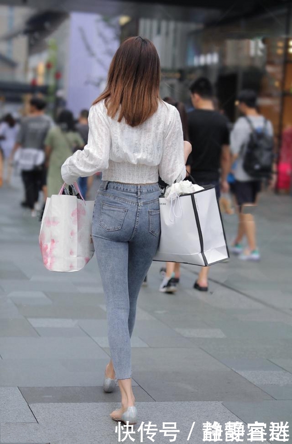 范儿|街拍,美女穿黑白竖条纹设计的抹胸上衣,尽显优雅范儿