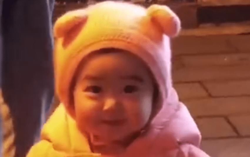 一个月|爸爸出差一个月,萌娃再见爸爸时的“小表情”暖化人心:太有爱了