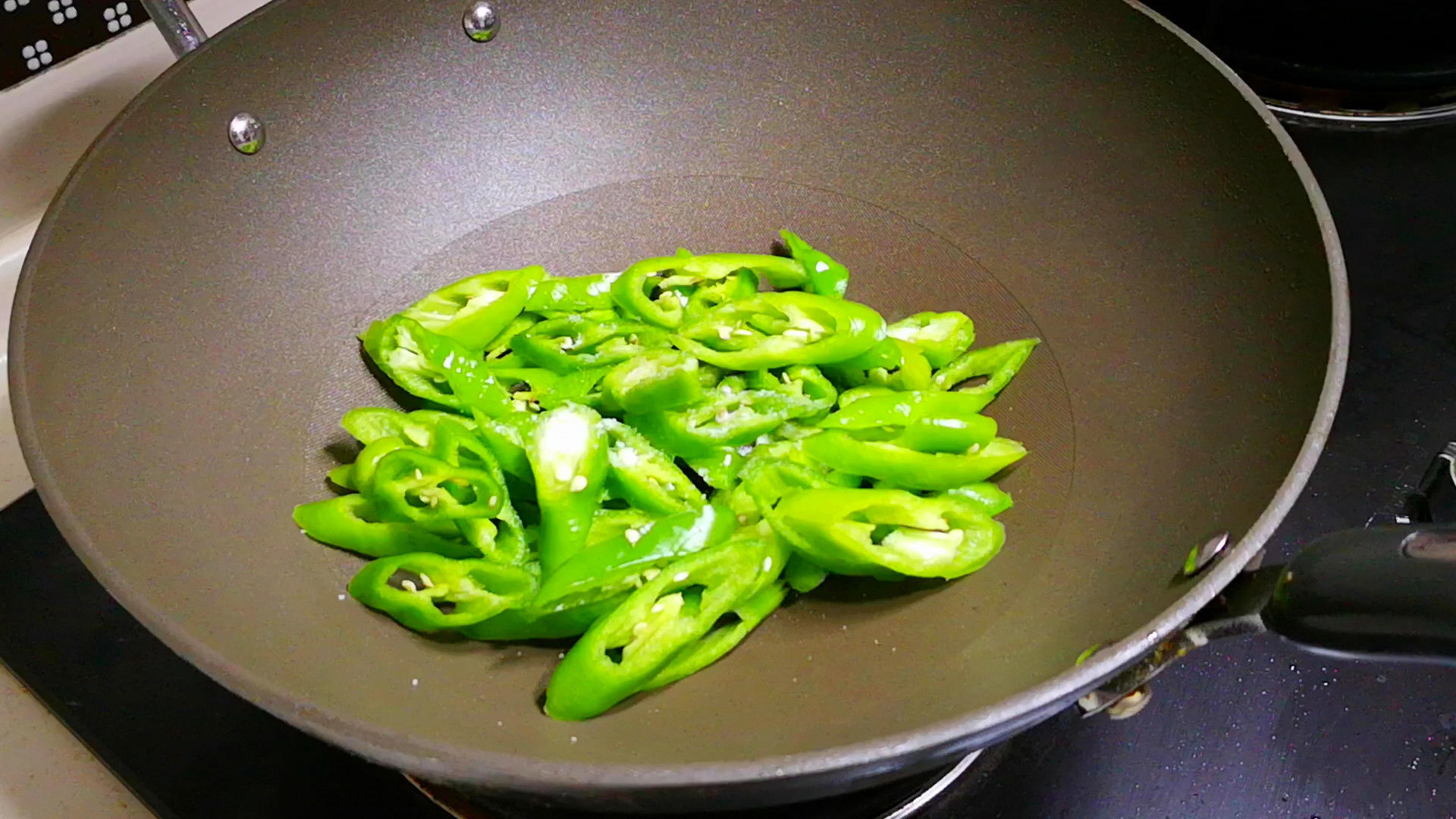 做辣椒炒肉,到底先炒辣椒还是先炒肉?大厨:牢记2点,香而不呛