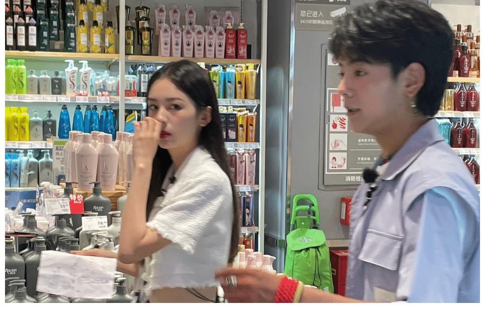 食指|《中餐廳》新路透，周也外出購物黑臉，丁真“豎食指”作何解釋？