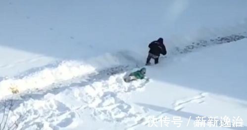 扫把|“佛系奶爸”带娃雪地里打滚火了，奶奶提着扫把还有3秒到达现场