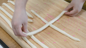高筋面粉|#奈特兰芝士粉挑战赛# 2股辫酸奶芝士面包