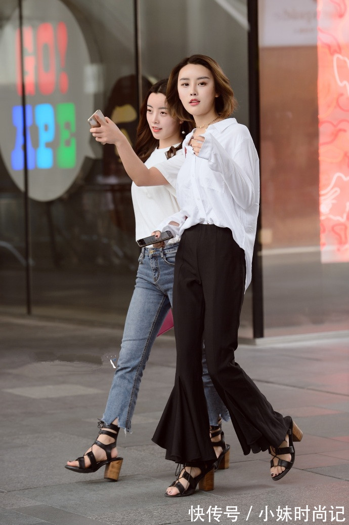 街拍|成都街拍,单排扣牛仔短裙搭配白色T恤,时髦与魅力并存!