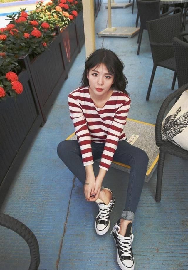 打底裤|路人街拍,美女肌肤白皙,搭配黑色细带凉鞋,端庄大气尽显轻奢感