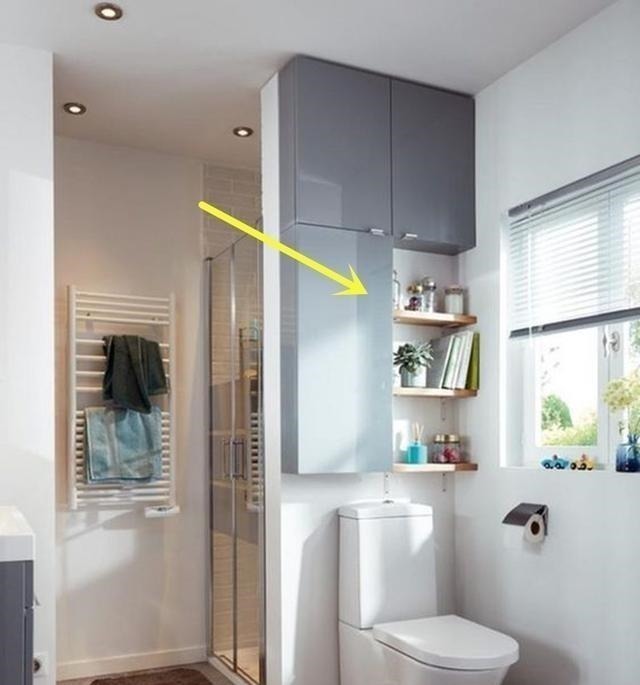 收纳|马桶不靠墙，直接和淋浴房隔断合并，上方装个置物架还能用来收纳！