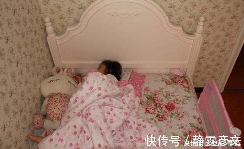 亲子关系|一家四口睡觉的照片火了,网友笑翻:父母是真爱,孩子是意外